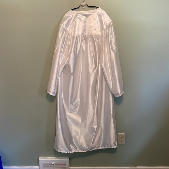 White Graduation Gown (Robe) - Picture 3 of 5